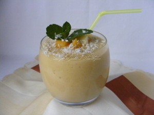 Koktajl babanowo kokosowy z mango sposób podania