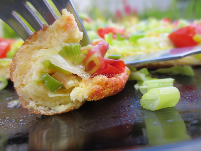 Omlet muślinowy z porem, pomidorem i zieloną cebulką