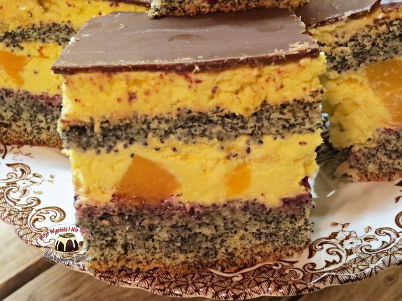 Ciasto makowe z kremem ajerkoniakowym i brzoskwiniami