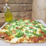 Biała pizza z mozzarellą i rukolą