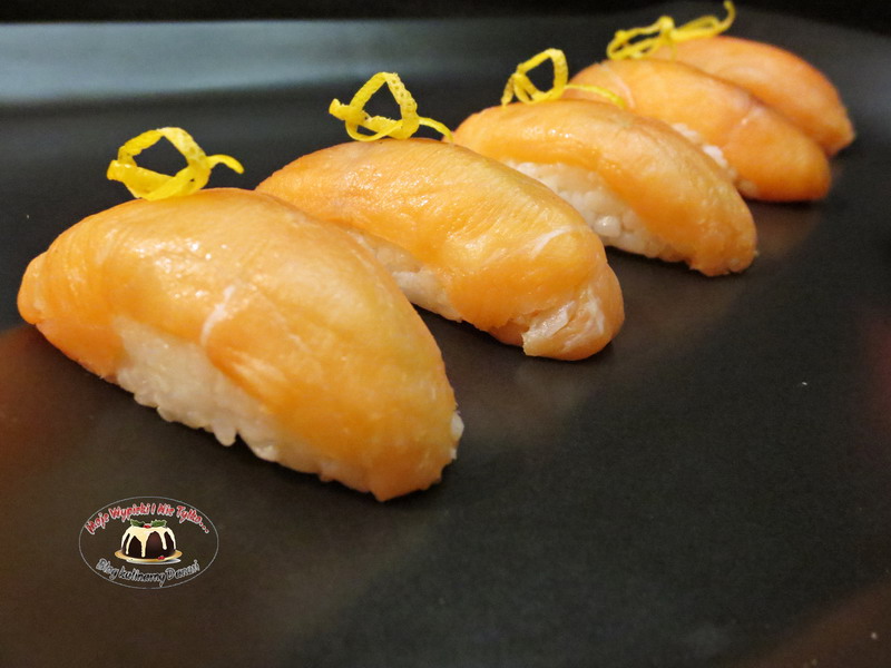 Nigiri sushi z łososiem
