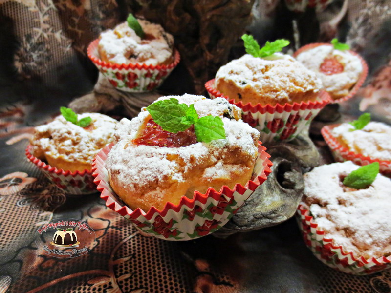 Muffiny kokosowe z truskawkami i jagodami goji