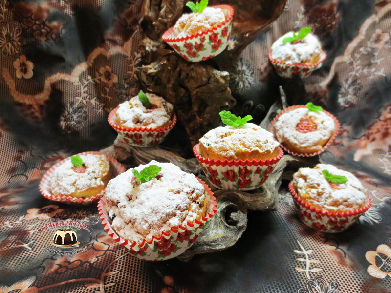 Muffiny kokosowe z truskawkami i jagodami goji