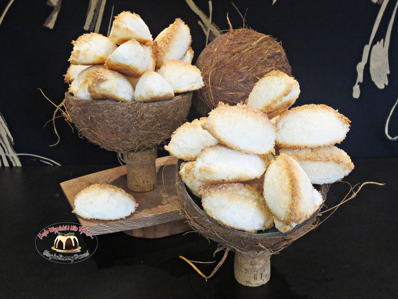 Kokosanki – kruche i bardzo aromatyczne ciasteczka. Przepis bardzo prosty, nikomu nie powinien sprawić trudności.